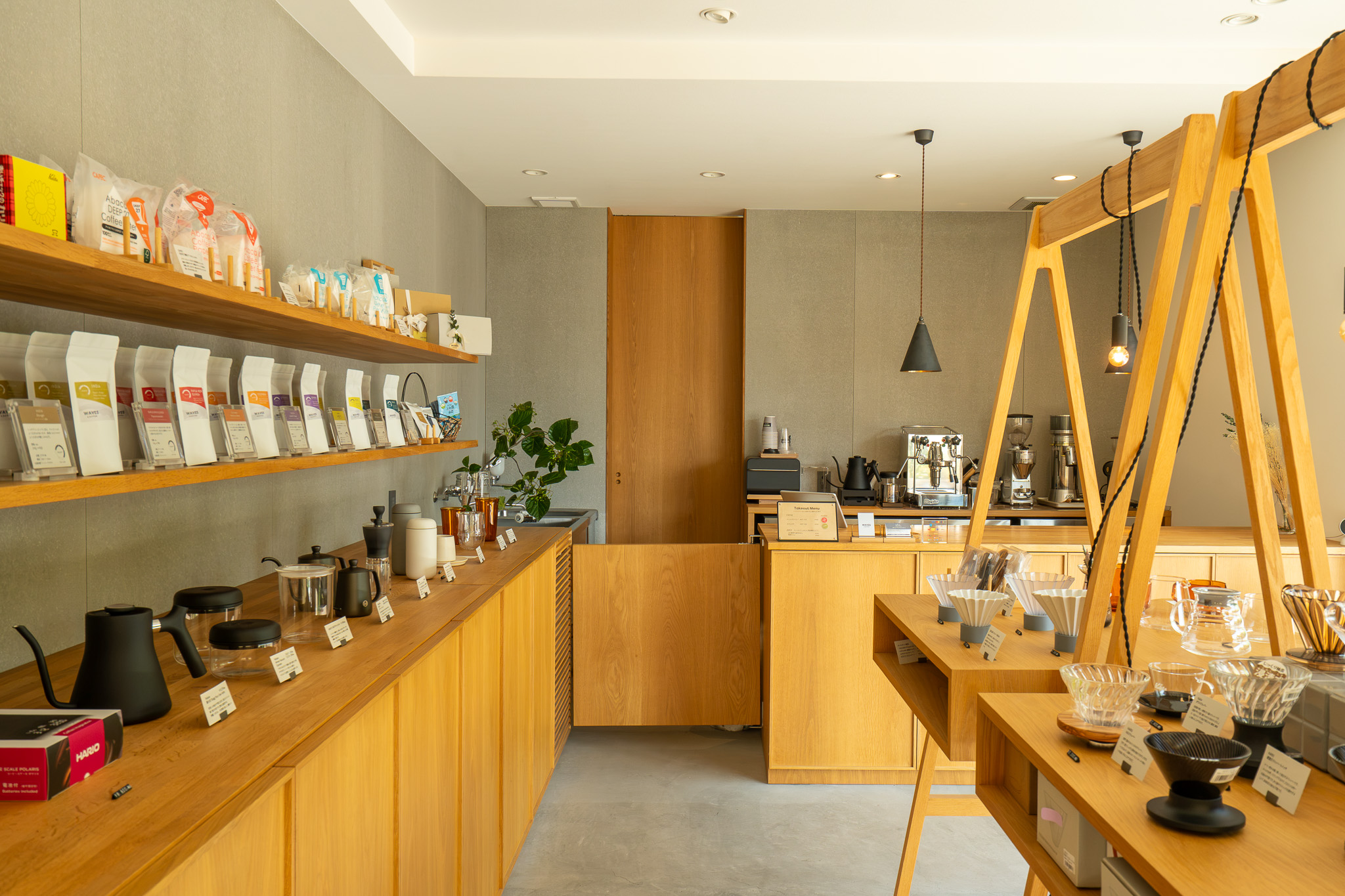 WAVES COFFEE の店内