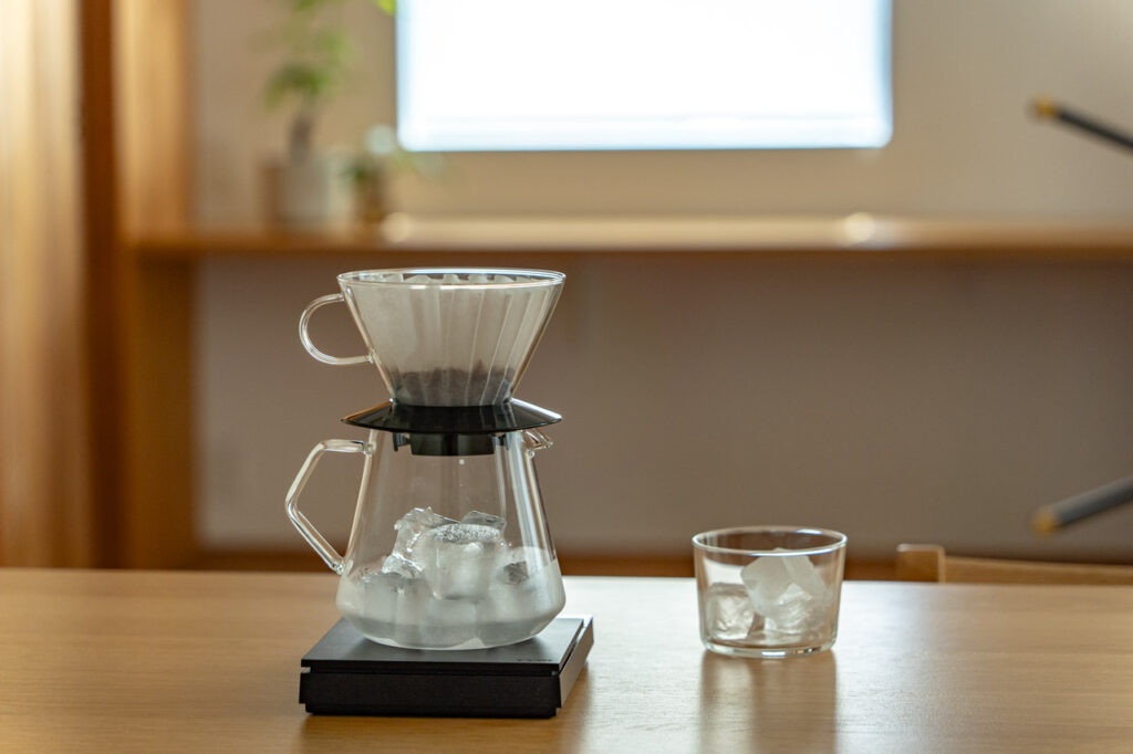 氷を入れたサーバーの上にドリッパーをのせた急冷式アイスコーヒーの準備