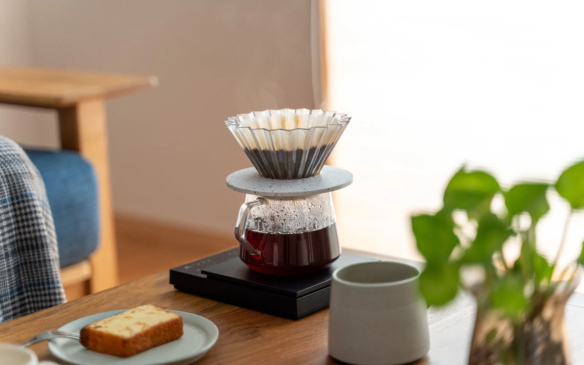 コーヒーを淹れているところ