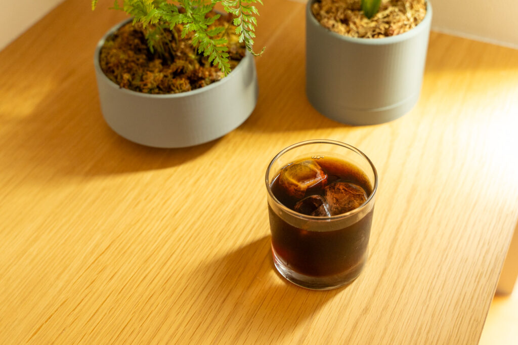 氷を入れたグラスのアイスコーヒー