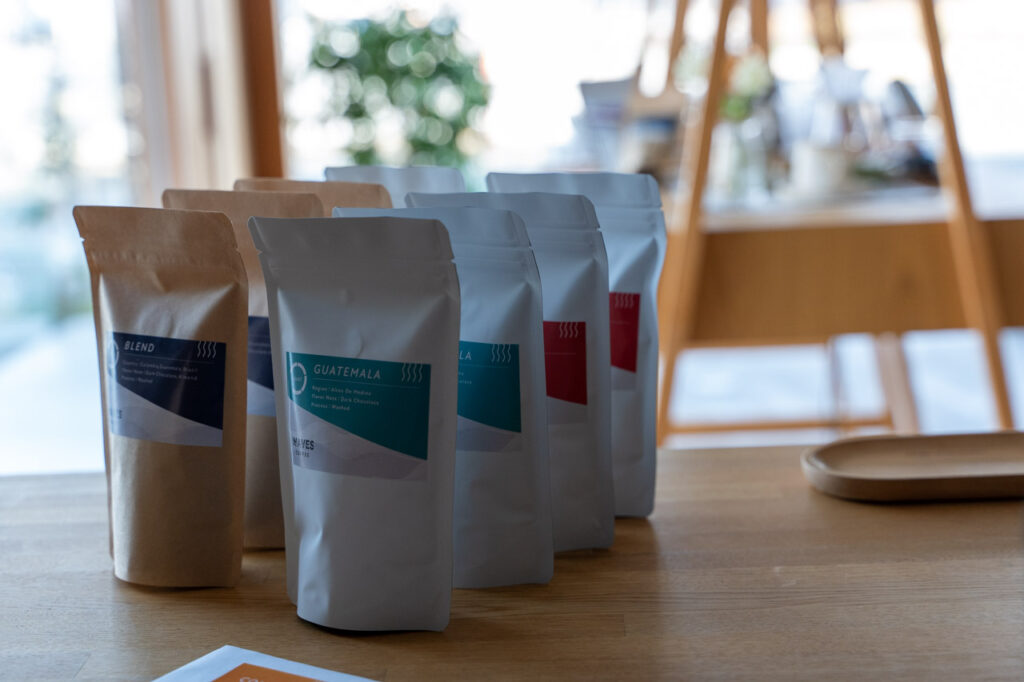 WAVES COFFEEの店に並ぶコーヒー豆の袋(ブレンド・グアテマラなど)